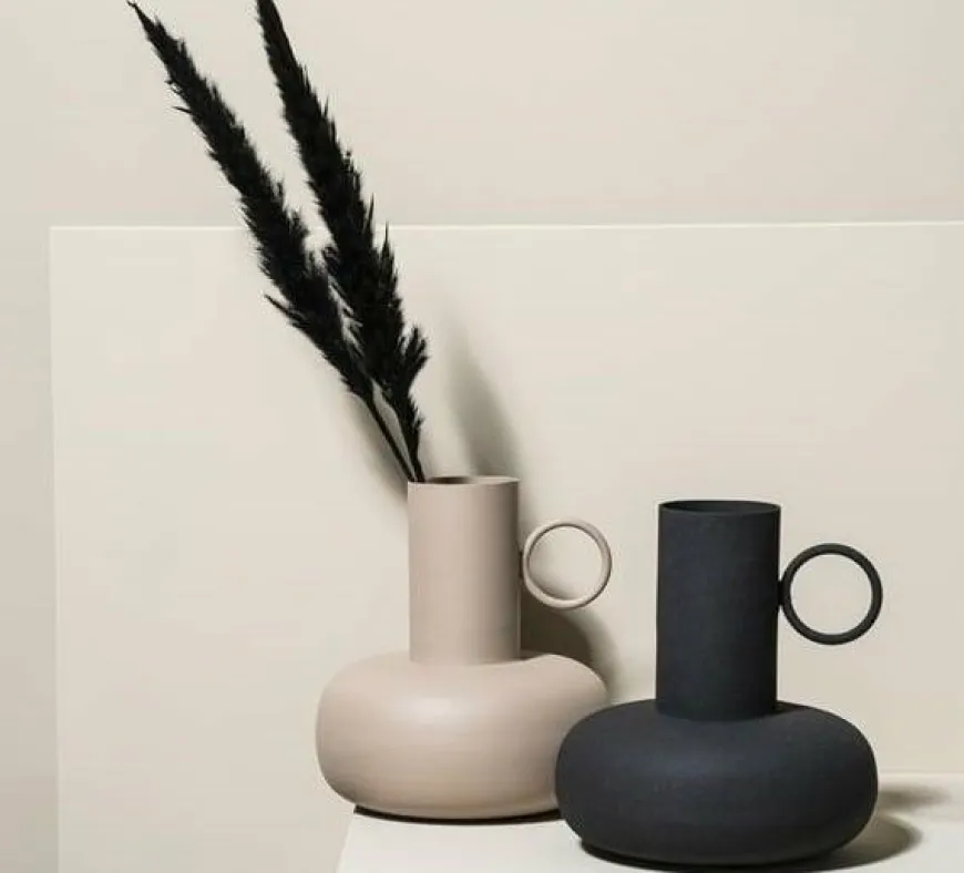 By Boo Vaas Bell medium - licht bruin