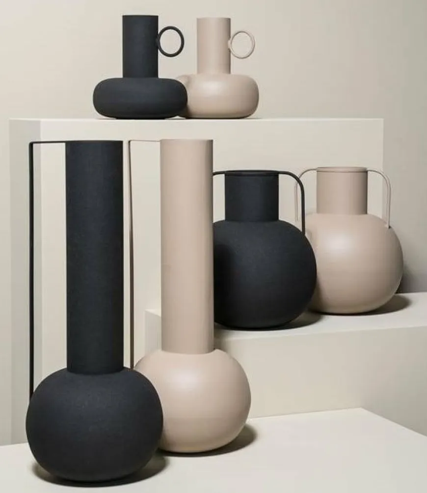By Boo Vaas Bell medium - licht bruin