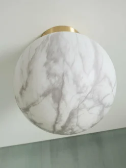 it's about RoMi Plafonniere glas/ijzer Carrara bol wit marmerprint/goud S