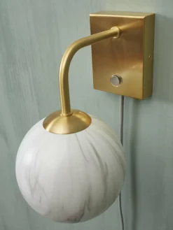 it's about RoMi Wandlamp glas/ijzer Carrara bol wit marmerprint/goud