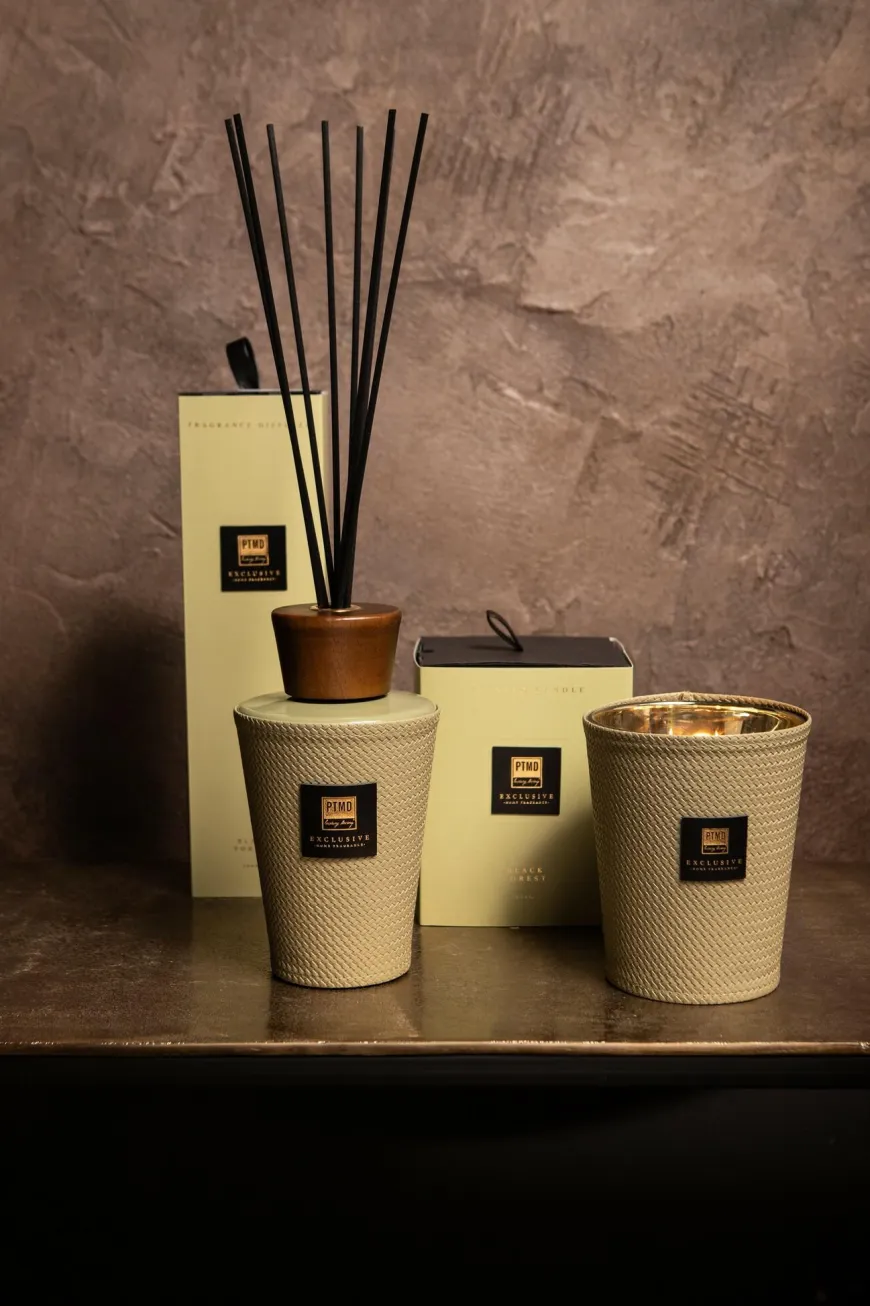 PTMD Luxe geur giftset Exclusieve geurstokjes 1L + geurkaars 900g black forest