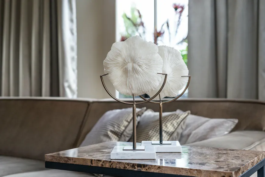 Richmond Interiors Faux koraal Jada op standaard wit