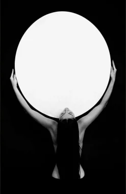 Wandkraft Femme Portant L’univers