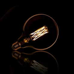 WoonStijl Lichtbron LED filament bol Ø12 5 - E27 6W 2100K 450lm dimbaar / Amberkleurig glas